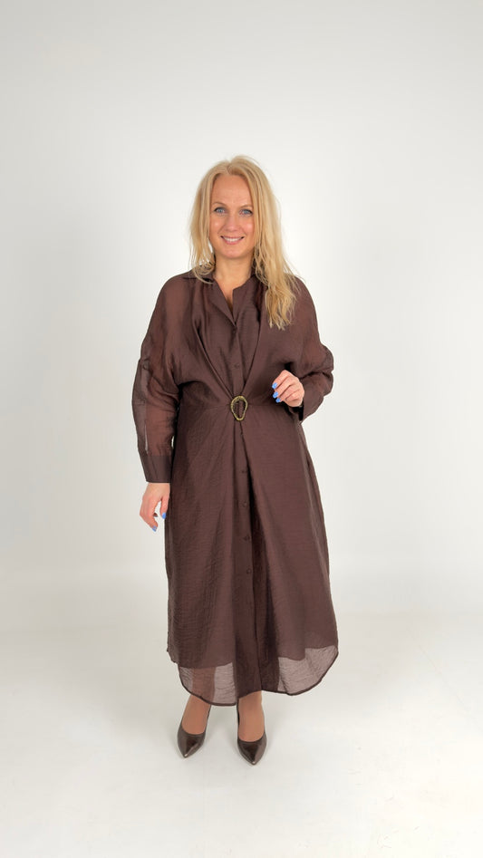 Gaisīga kleita ar apakškleitu un regulējamu savilkumu jostasvietā.