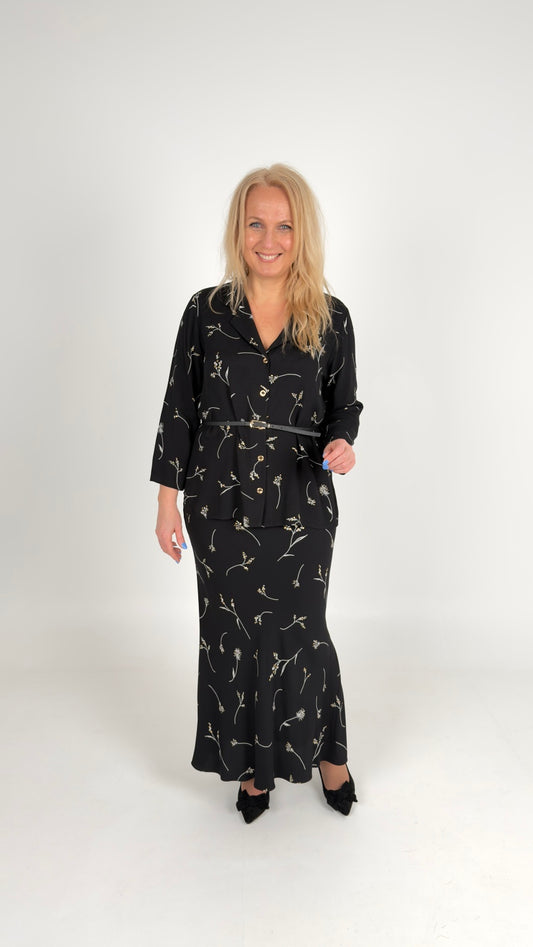 Sievišķīgs komplekts – ziedu raksta gari svārki un blūze