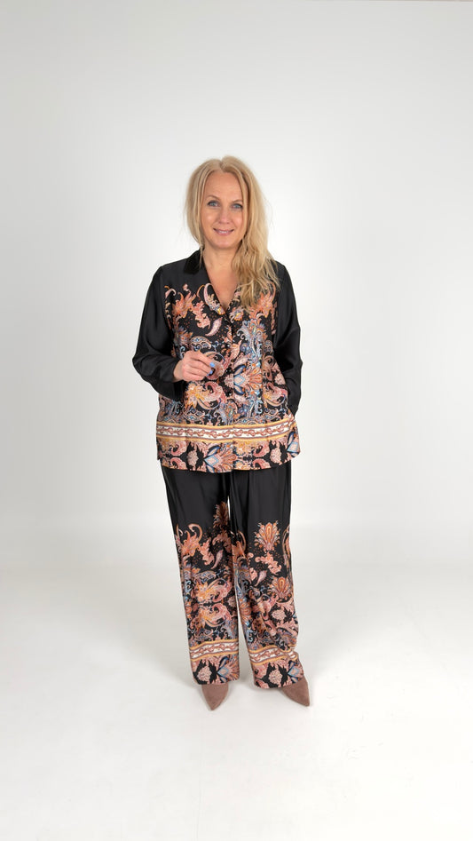 Elegants divdaļīgs kostīms