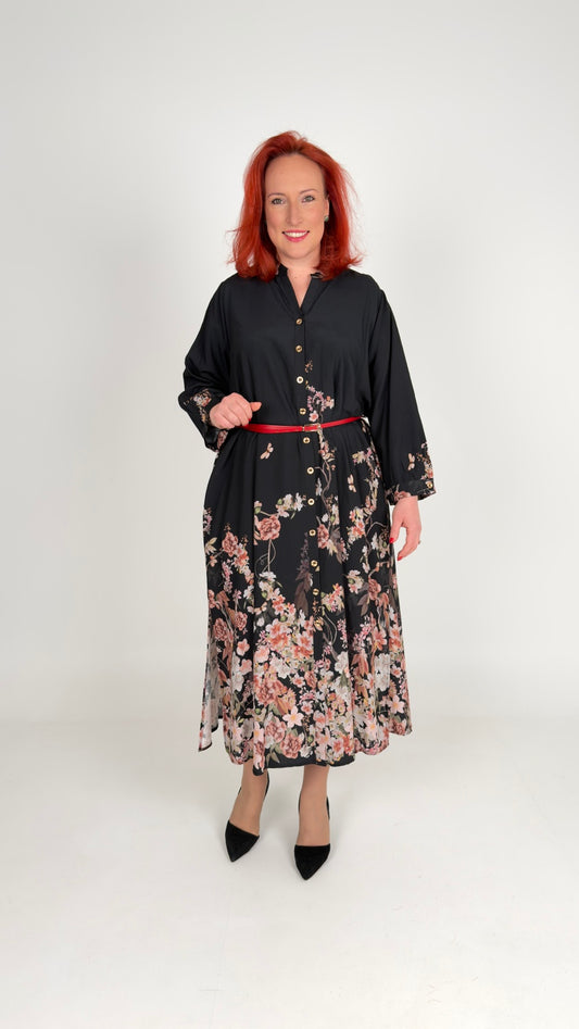 Sievišķīga kleita ar ziedu motīviem un jostu.