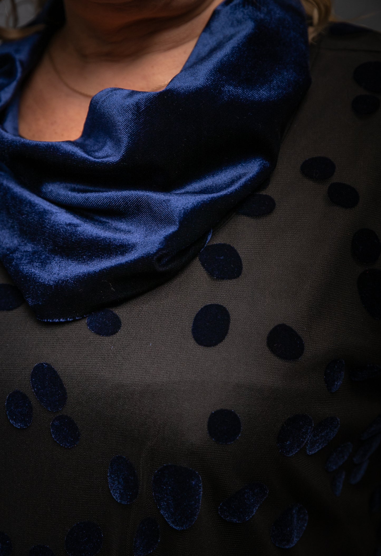 Tumši zila  kleita ar samta detaļām