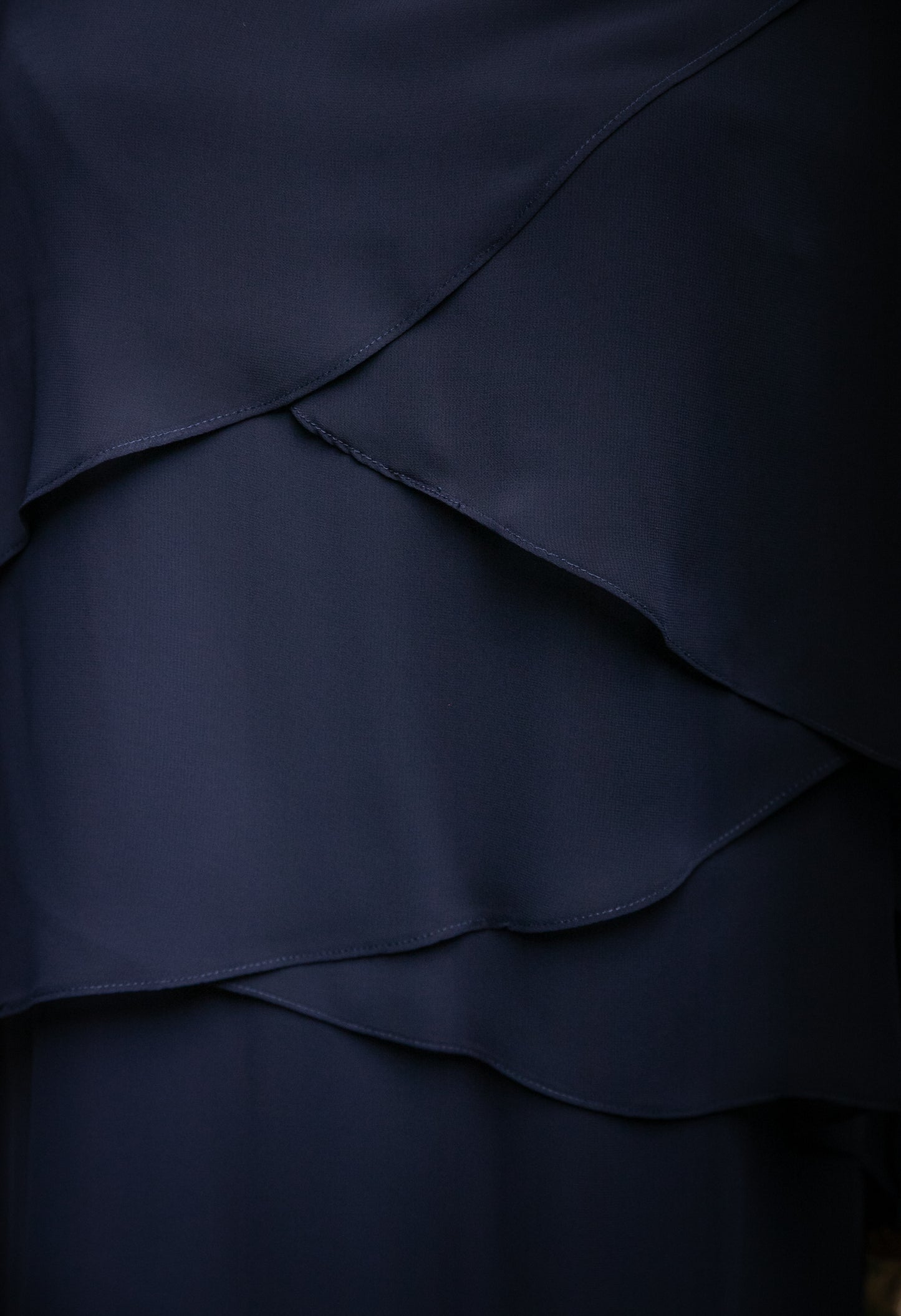 Tumši zila kleita ar volānu detaļām