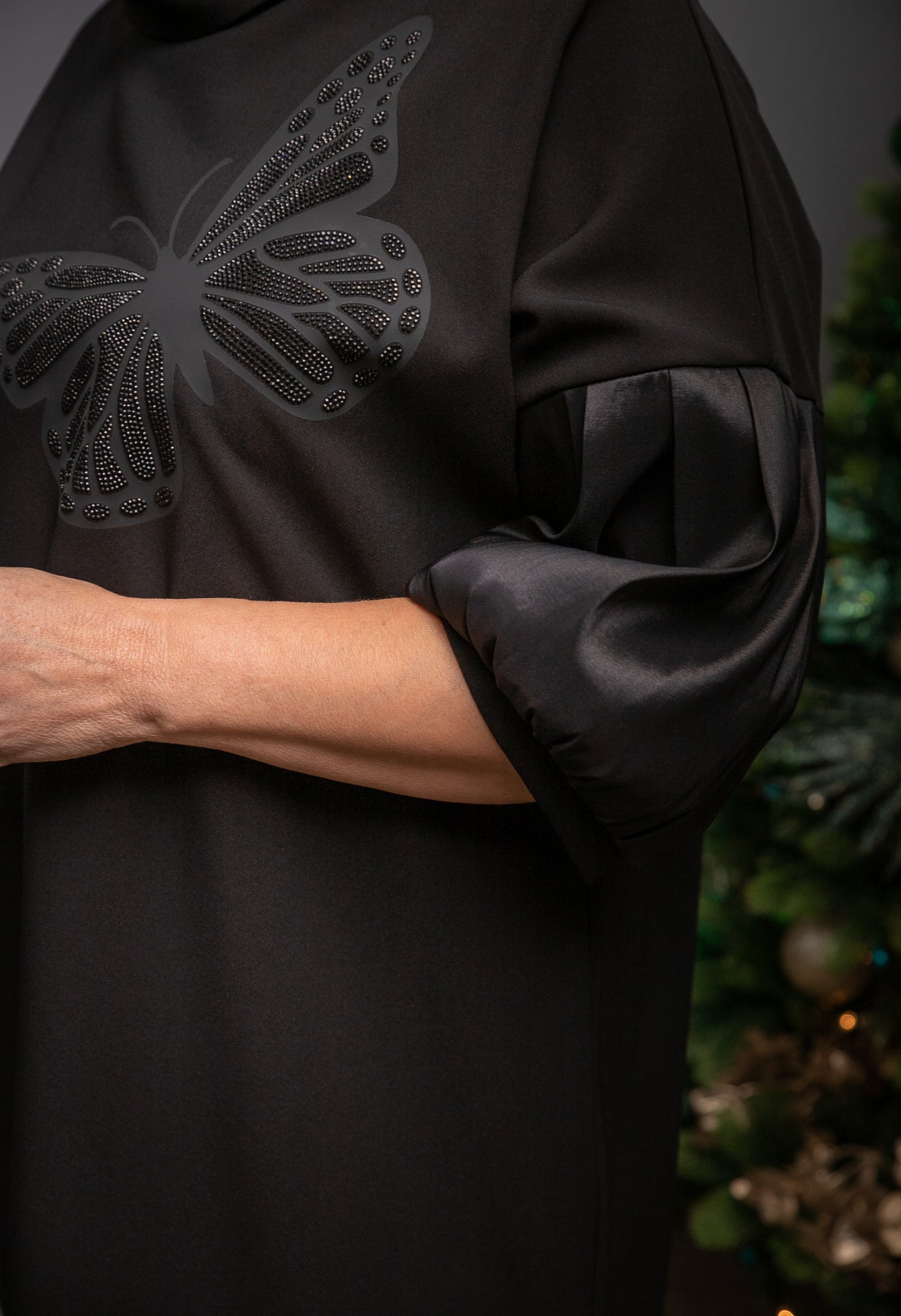 Eleganta melna kleita ar spīdumiem
