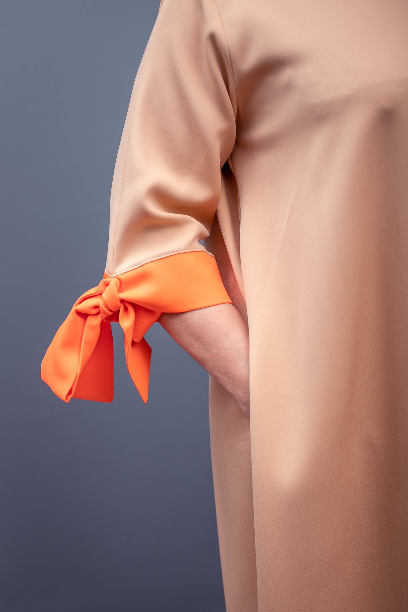 Trapeces kleita ar oranžām piedurknēm