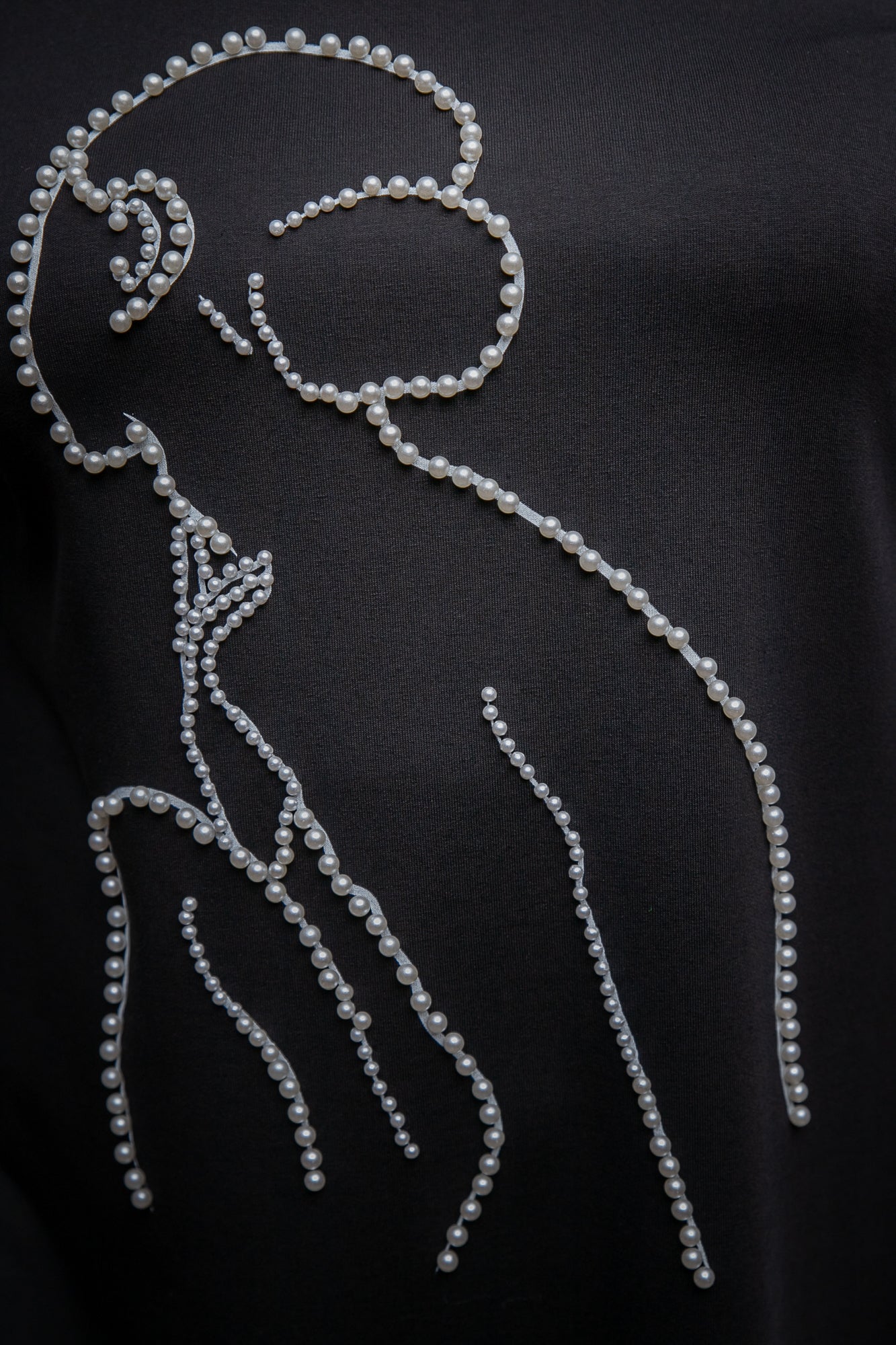 Melna kleita ar pērlēm